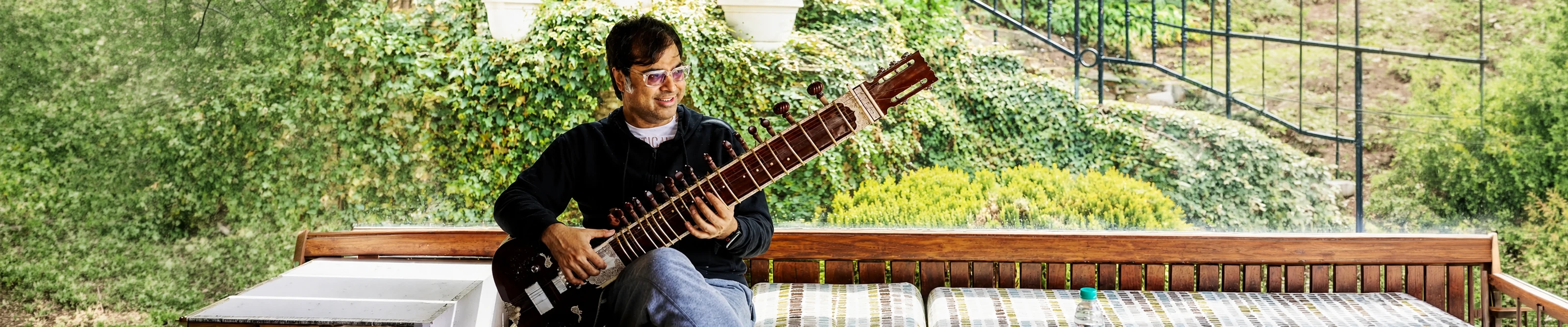 Purbayan Chatterjee performing sitar